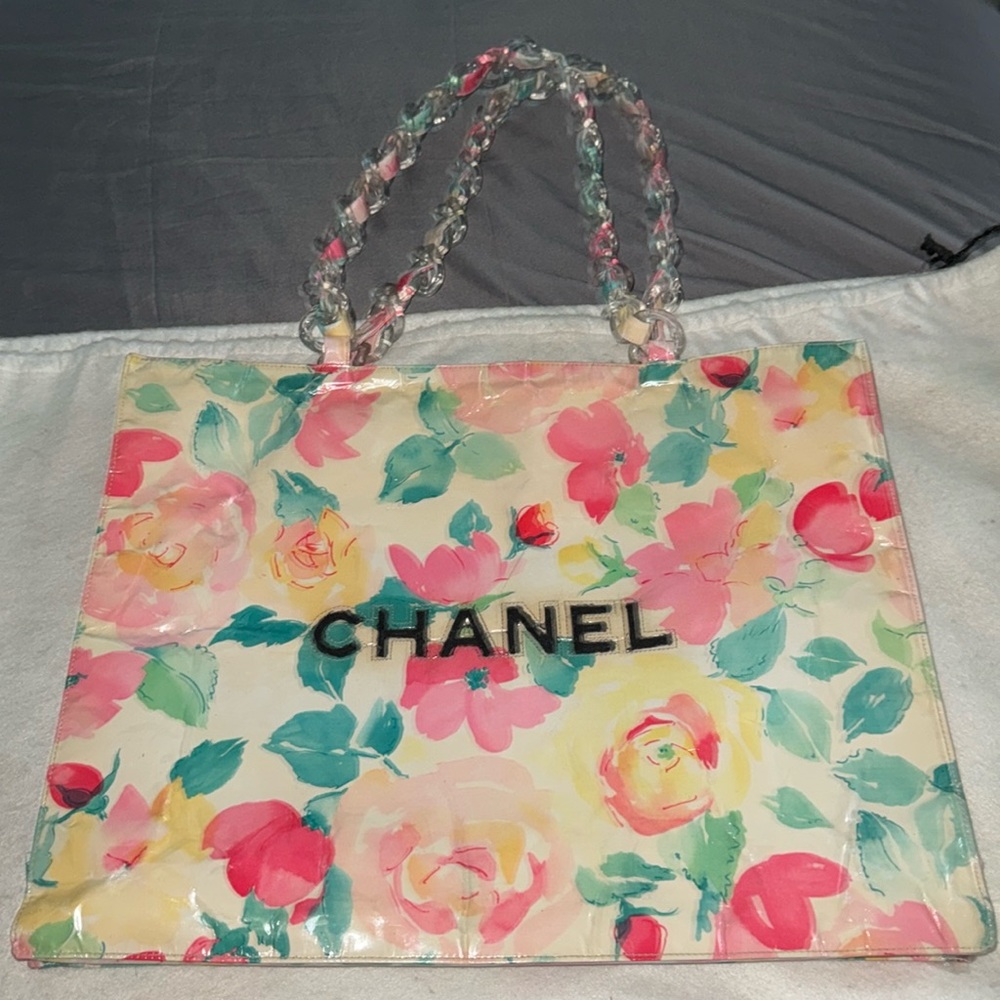 Preloved Chanel white floral vinyl tote bag has a clear plastic resin handles. - Picture 1 of 15